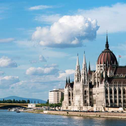 Вид на венгерский Парламент на берегу Дуная — главный символ Будапешта.