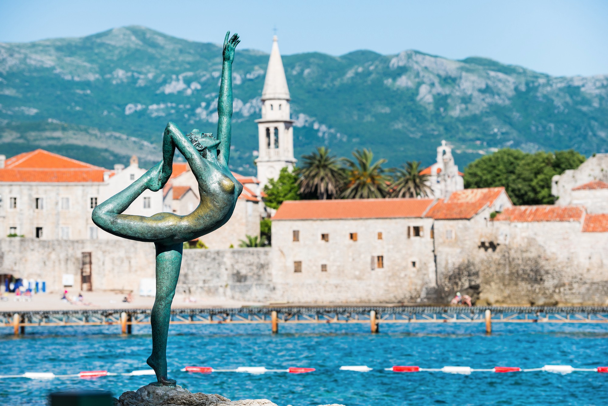 Скульптура танцовщицы — главный символ черногорской Будвы.