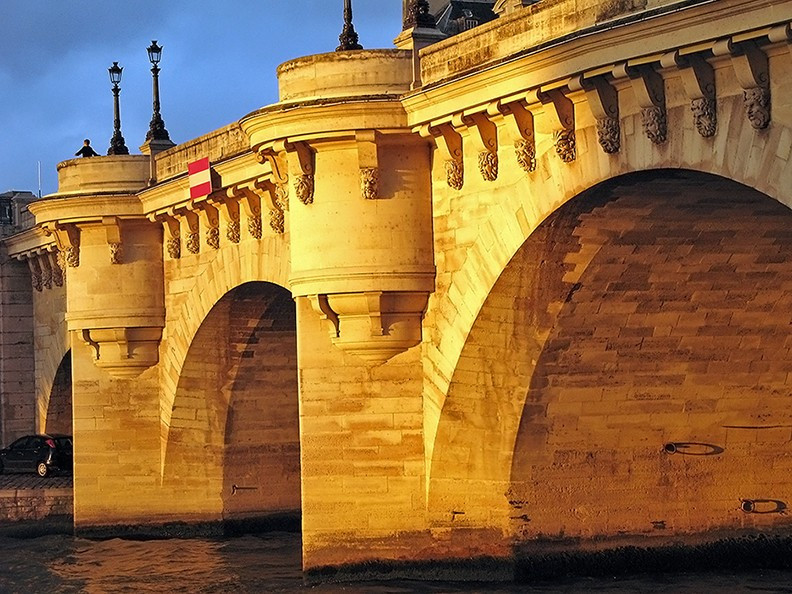 By Steve from washington, dc, usa - the pont neuf glowing at sunset, CC BY-SA 2.0, https://commons.wikimedia.org/w/index.php?curid=3963846