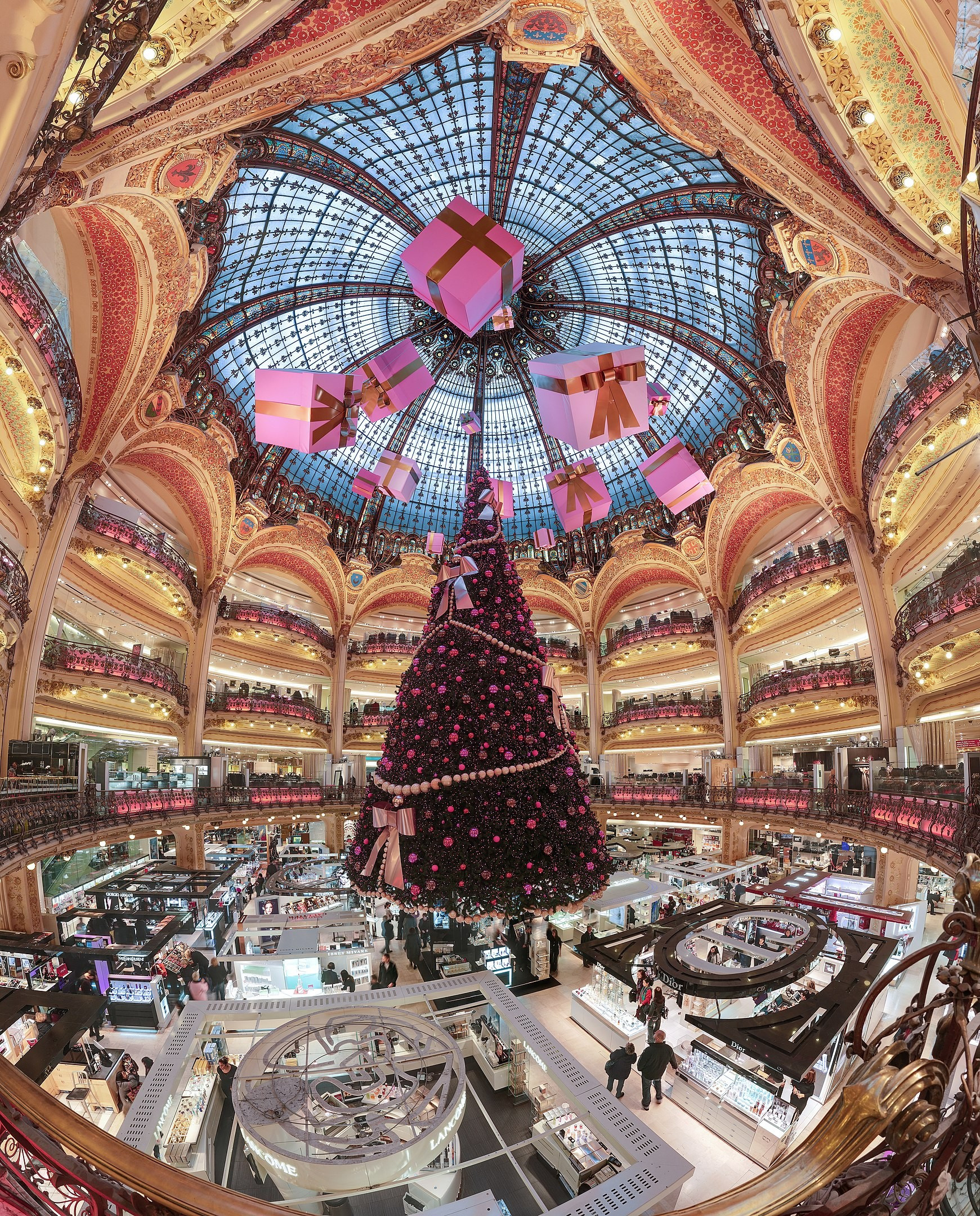 Par Benh LIEU SONG (Flickr) — Galeries Lafayette Dome 2009, CC BY-SA 3.0, https://commons.wikimedia.org/w/index.php?curid=8673288