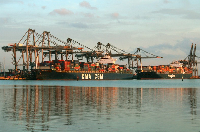 De Ben Salter from Wales - container trafficUploaded by Oxyman, CC BY 2.0, https://commons.wikimedia.org/w/index.php?curid=22456381