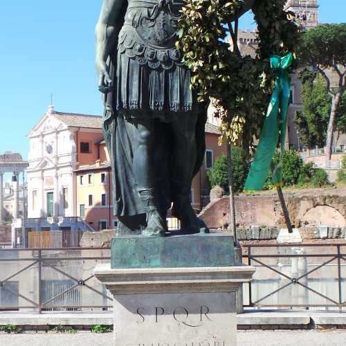 Памятник Юлию Цезарю photo