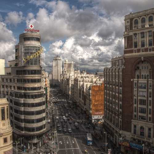 By Felipe Gabaldón - originally posted to Flickr as Gran Vía (Madrid), CC BY 2.0, https://commons.wikimedia.org/w/index.php?curid=10423666