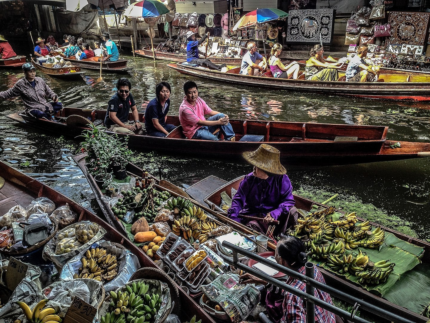 By Roberto Faccenda from Canale CN, Italy - understanding the "floating market", CC BY-SA 2.0, https://commons.wikimedia.org/w/index.php?curid=61364645