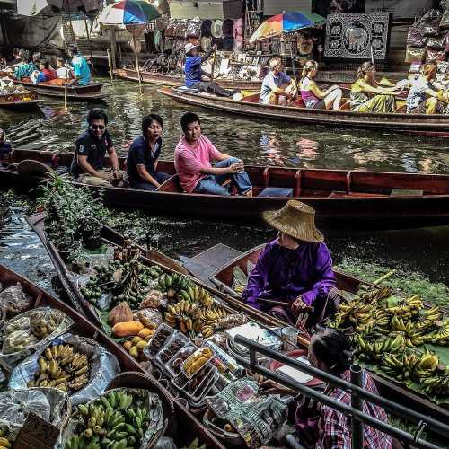 By Roberto Faccenda from Canale CN, Italy - understanding the &quot;floating market&quot;, CC BY-SA 2.0, https://commons.wikimedia.org/w/index.php?curid=61364645