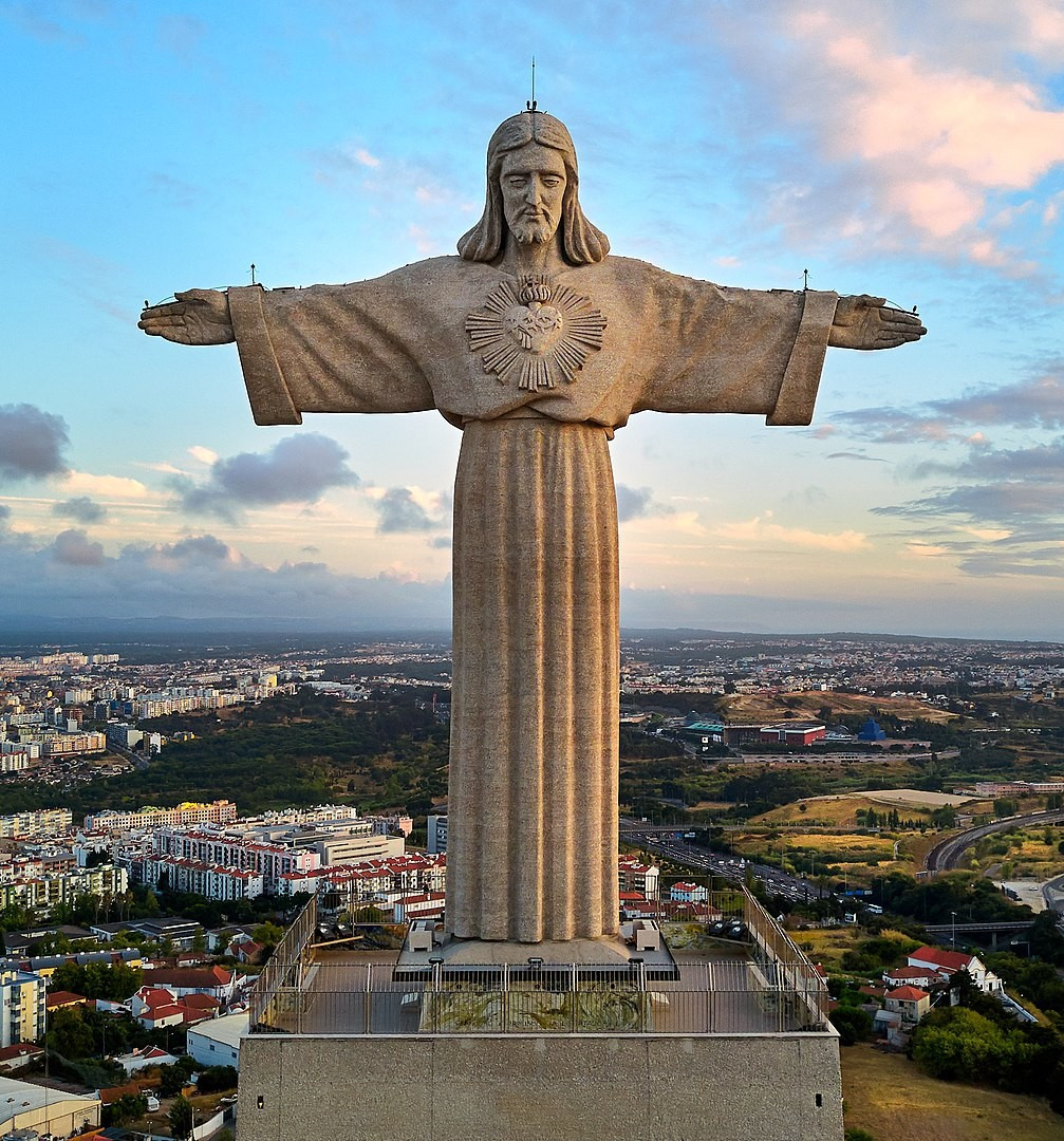 By Deensel - Cristo Rei, CC BY 2.0, https://commons.wikimedia.org/w/index.php?curid=62192647