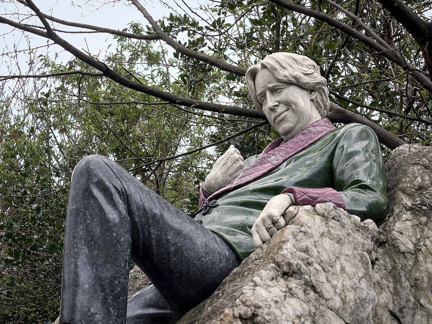 By Stéphane Moussie from Lyon, France - Oscar Wilde Statue, CC BY 2.0, https://commons.wikimedia.org/w/index.php?curid=59074027