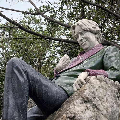 By Stéphane Moussie from Lyon, France - Oscar Wilde Statue, CC BY 2.0, https://commons.wikimedia.org/w/index.php?curid=59074027