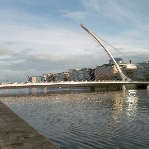 De William Murphy - originally posted to Flickr as The Samuel Beckett Bridge, CC BY-SA 2.0, https://commons.wikimedia.org/w/index.php?curid=11931083