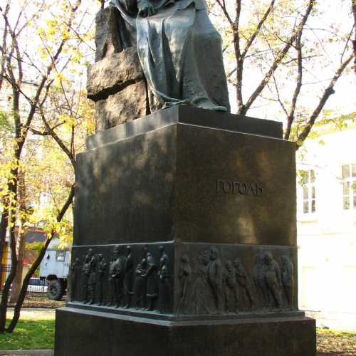 Gogol monument on Nikitskiy boulevard photo