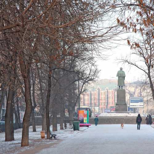 Gogol monument on Gogolevskiy boulevard photo