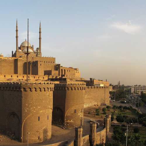 By Ahmed Al.Badawy from Cairo, Egypt - Citadel of Salah El.Din and Masjid Muhammad Ali قلعة صلاح الدين الأيوبي ومسجد محمد علي / Cairo / Egypt - 17 04 2010, CC BY-SA 2.0, https://commons.wikimedia.org/w/index.php?curid=11179474