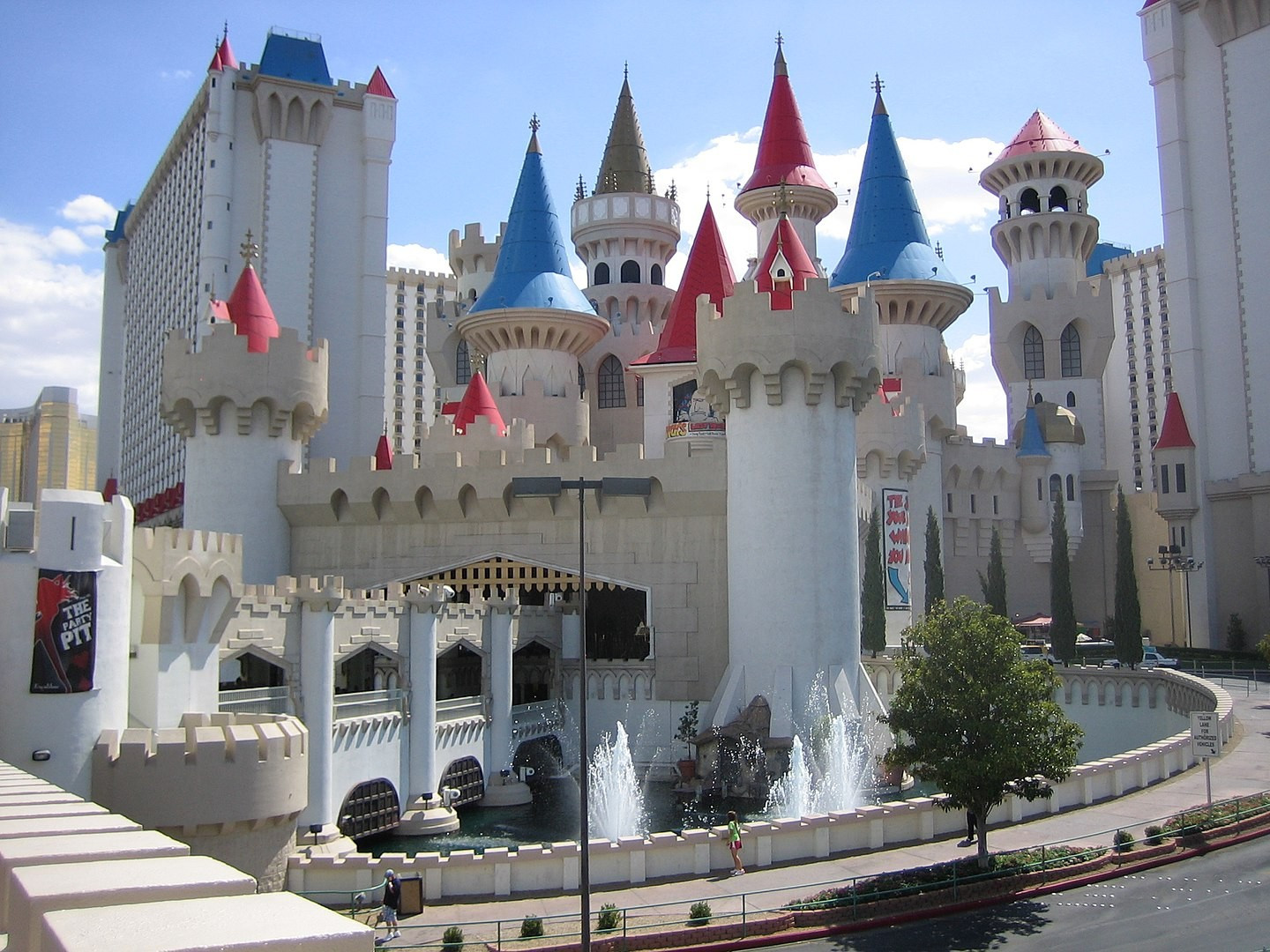 By Brian Whitmarsh - Flickr: 033-072910-Vegas Vacation Excalibur, CC BY 2.0, https://commons.wikimedia.org/w/index.php?curid=13672807