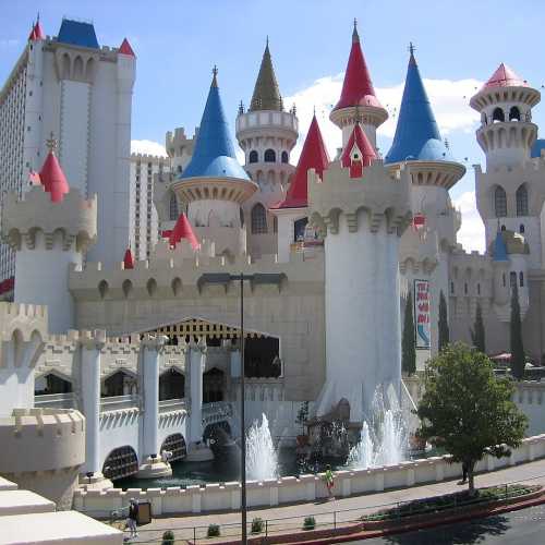 By Brian Whitmarsh - Flickr: 033-072910-Vegas Vacation Excalibur, CC BY 2.0, https://commons.wikimedia.org/w/index.php?curid=13672807