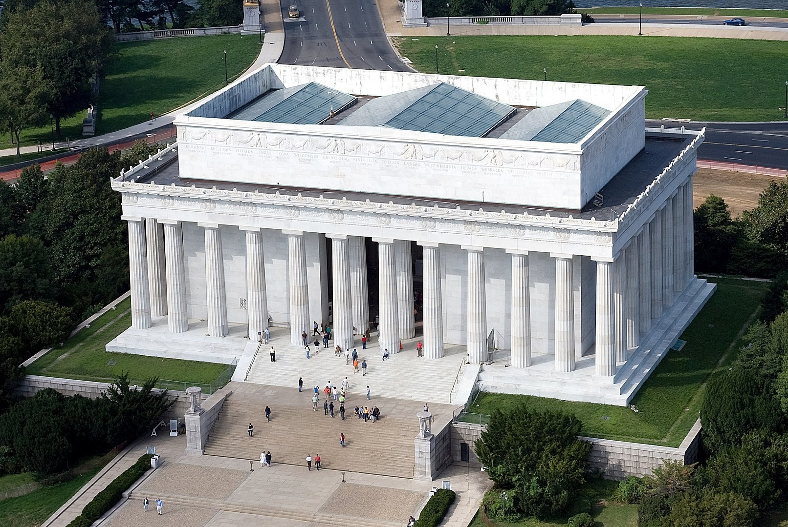 By Aerial_view_of_Lincoln_Memorial_-_east_side.jpg: Carol M. Highsmithderivative work: upstateNYer - Aerial_view_of_Lincoln_Memorial_-_east_side.jpg, Public Domain, https://commons.wikimedia.org/w/index.php?curid=10346671