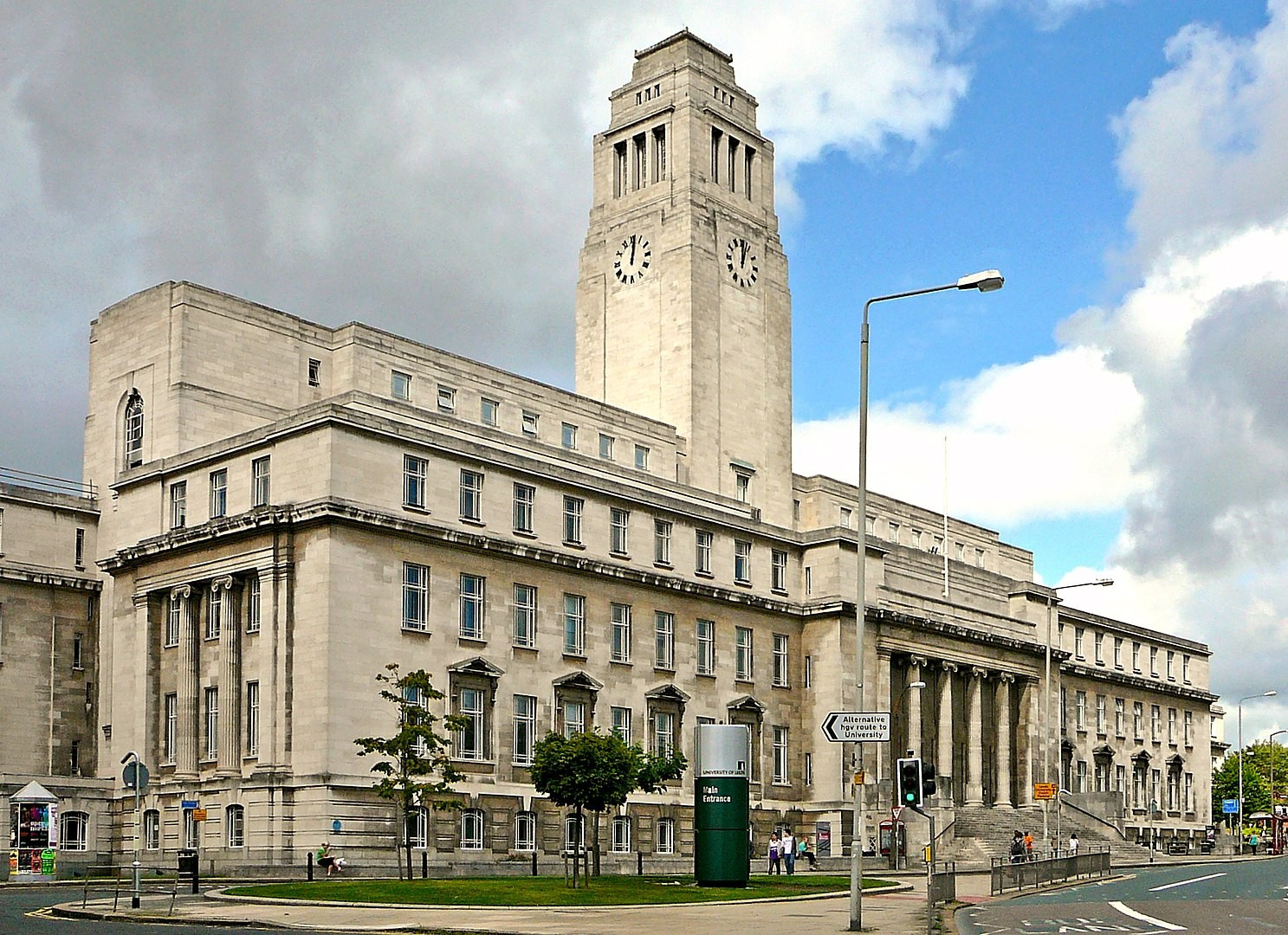 By Tim Green from Bradford - Parkinson Building, Leeds UniversityUploaded by Snowmanradio, CC BY 2.0, https://commons.wikimedia.org/w/index.php?curid=14894691