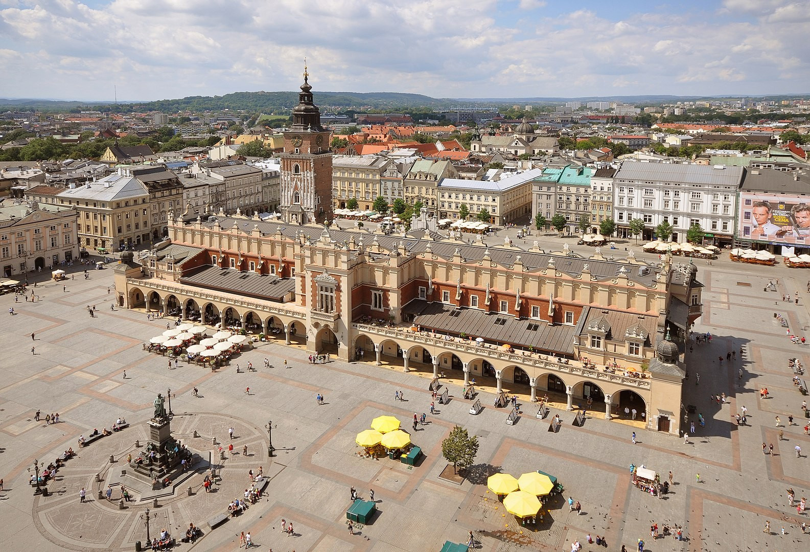 By Jorge Lascar - Sukiennice and Main Square as seen from St. Mary's Basilica, CC BY 2.0, https://commons.wikimedia.org/w/index.php?curid=26948762