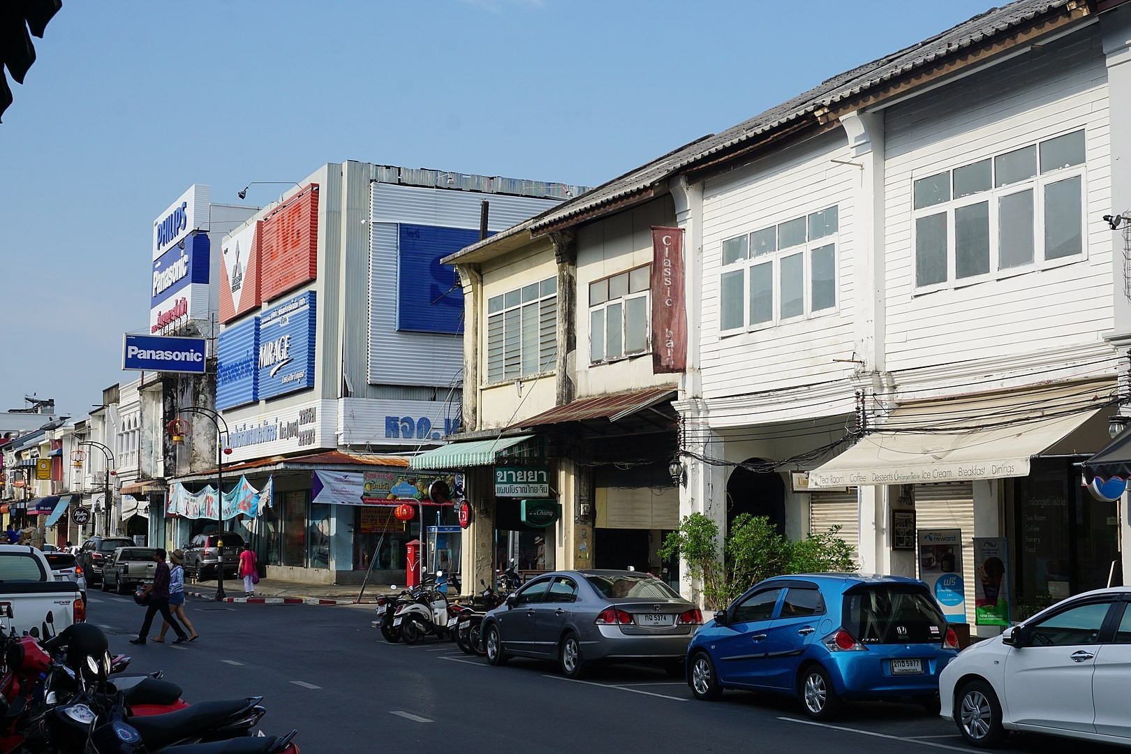 By Insights Unspoken - Yaowarad Road, Phuket Town, CC BY-SA 2.0, https://commons.wikimedia.org/w/index.php?curid=82826417
