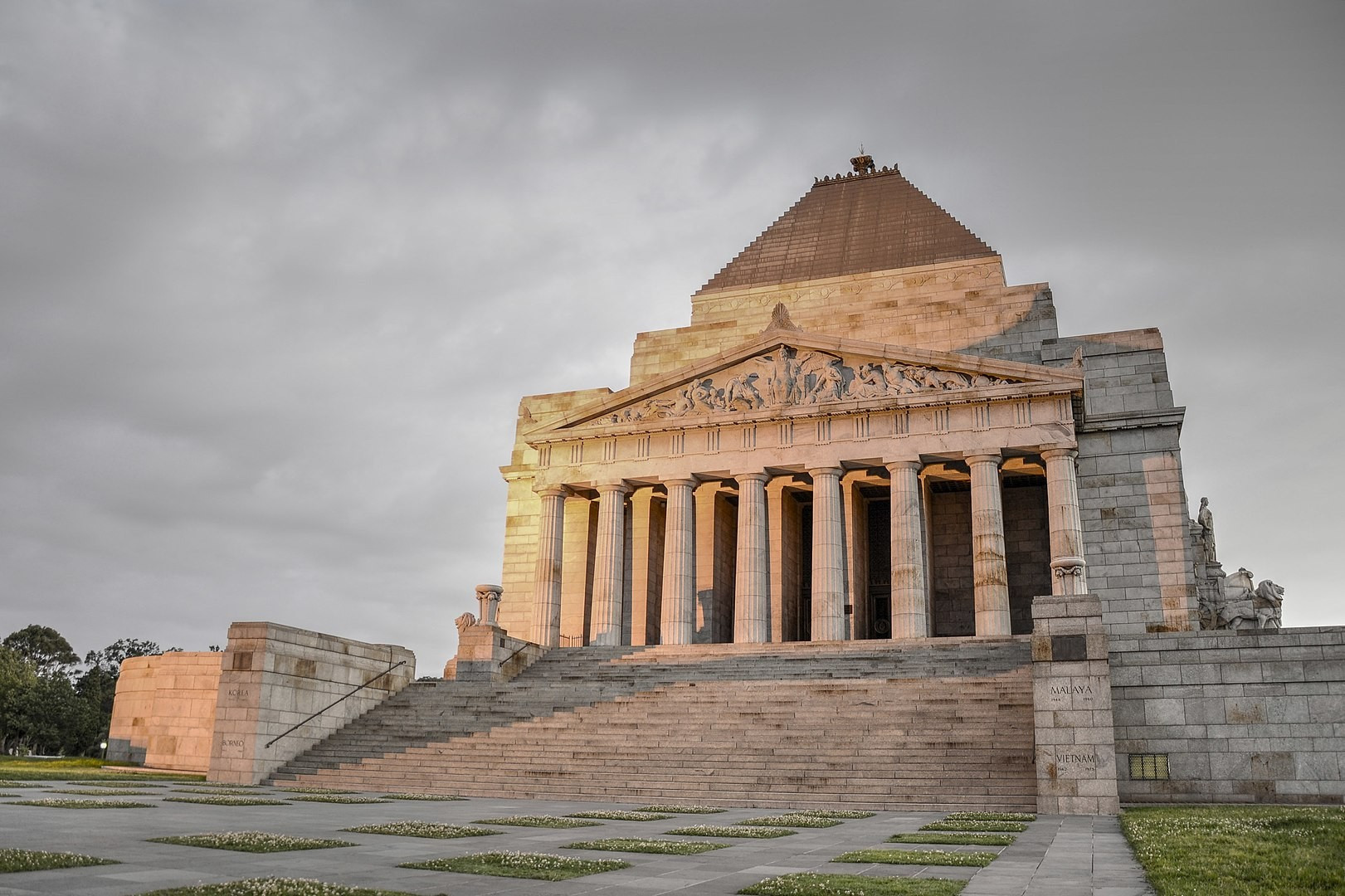 By Jorge Láscar from Australia - Shrine of Rememberance, CC BY 2.0, https://commons.wikimedia.org/w/index.php?curid=31947734