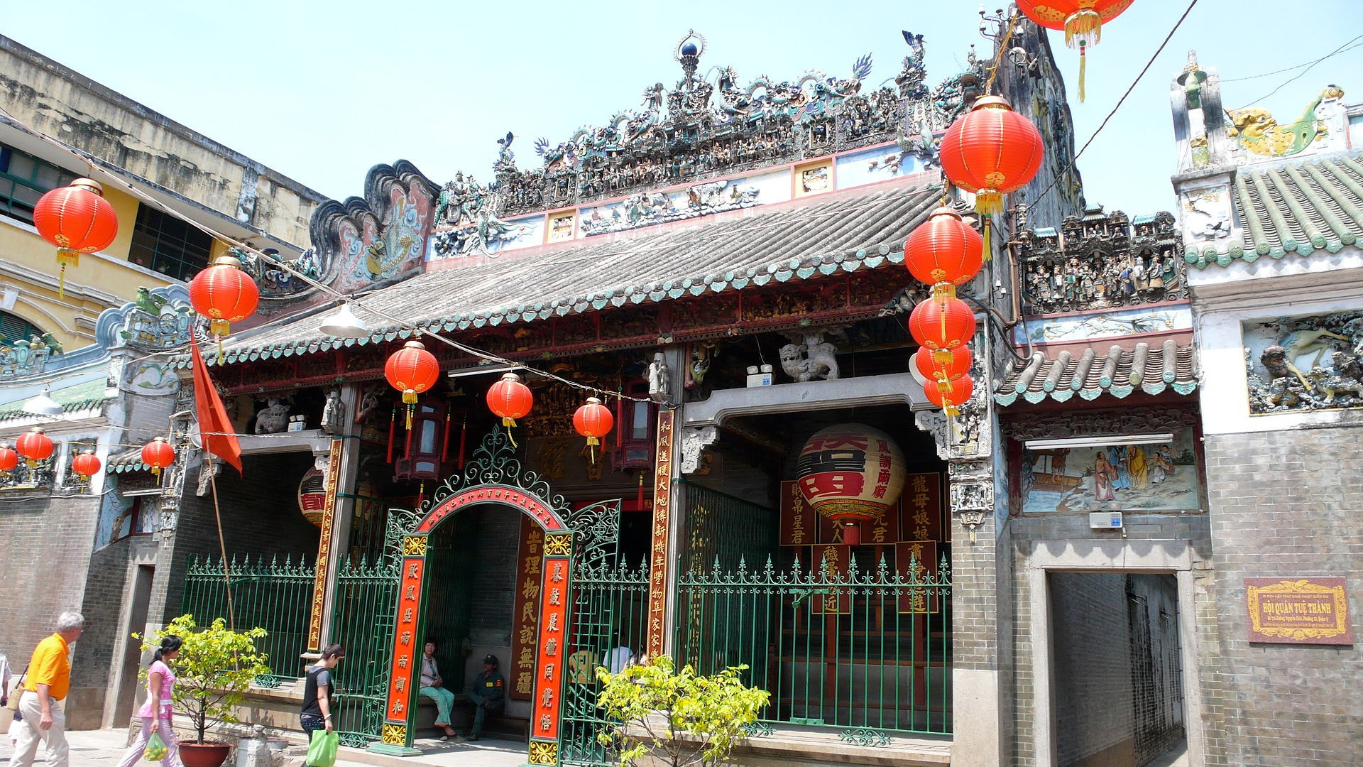 By Christopher from Shanghai, China - Chinese Temple in Saigon, CC BY 2.0, https://commons.wikimedia.org/w/index.php?curid=3942425