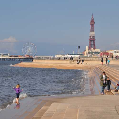 https://commons.wikimedia.org/wiki/File:Blackpool_,_Coastal_Scenery_-_geograph.org.uk_-_4206318.jpg