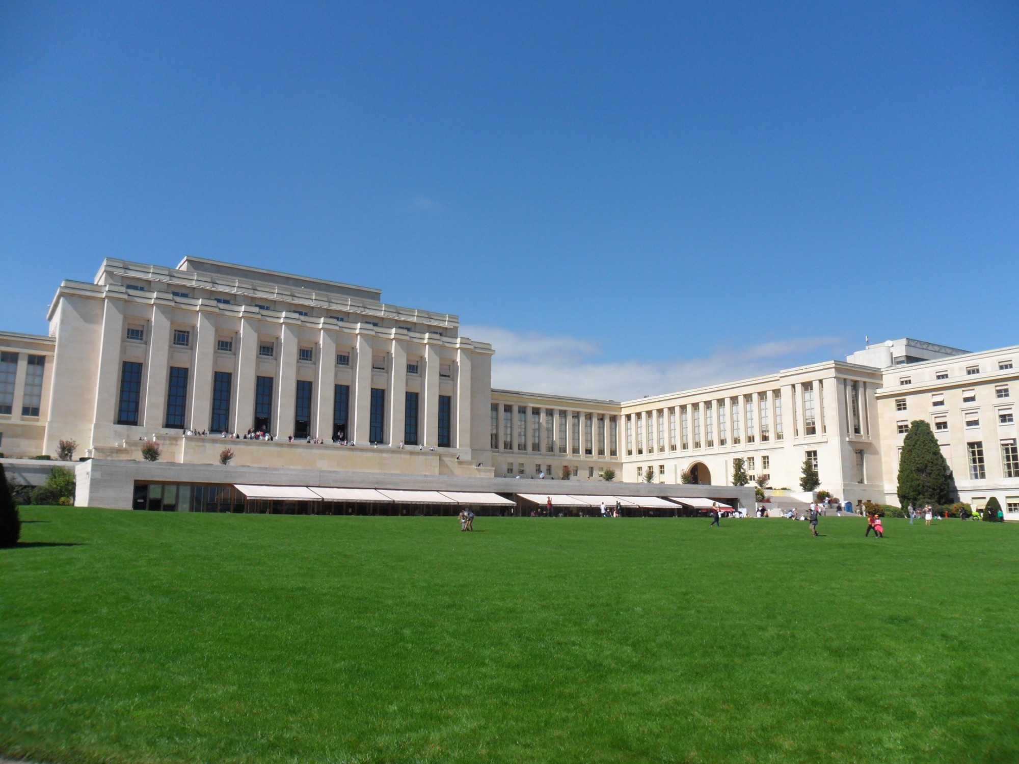 https://commons.wikimedia.org/wiki/File:UN_Building_A_Southern_Lawn.jpg