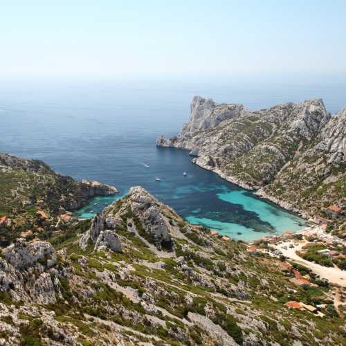 https://commons.wikimedia.org/wiki/File:Marseille_Calanque_Sormiou.jpg