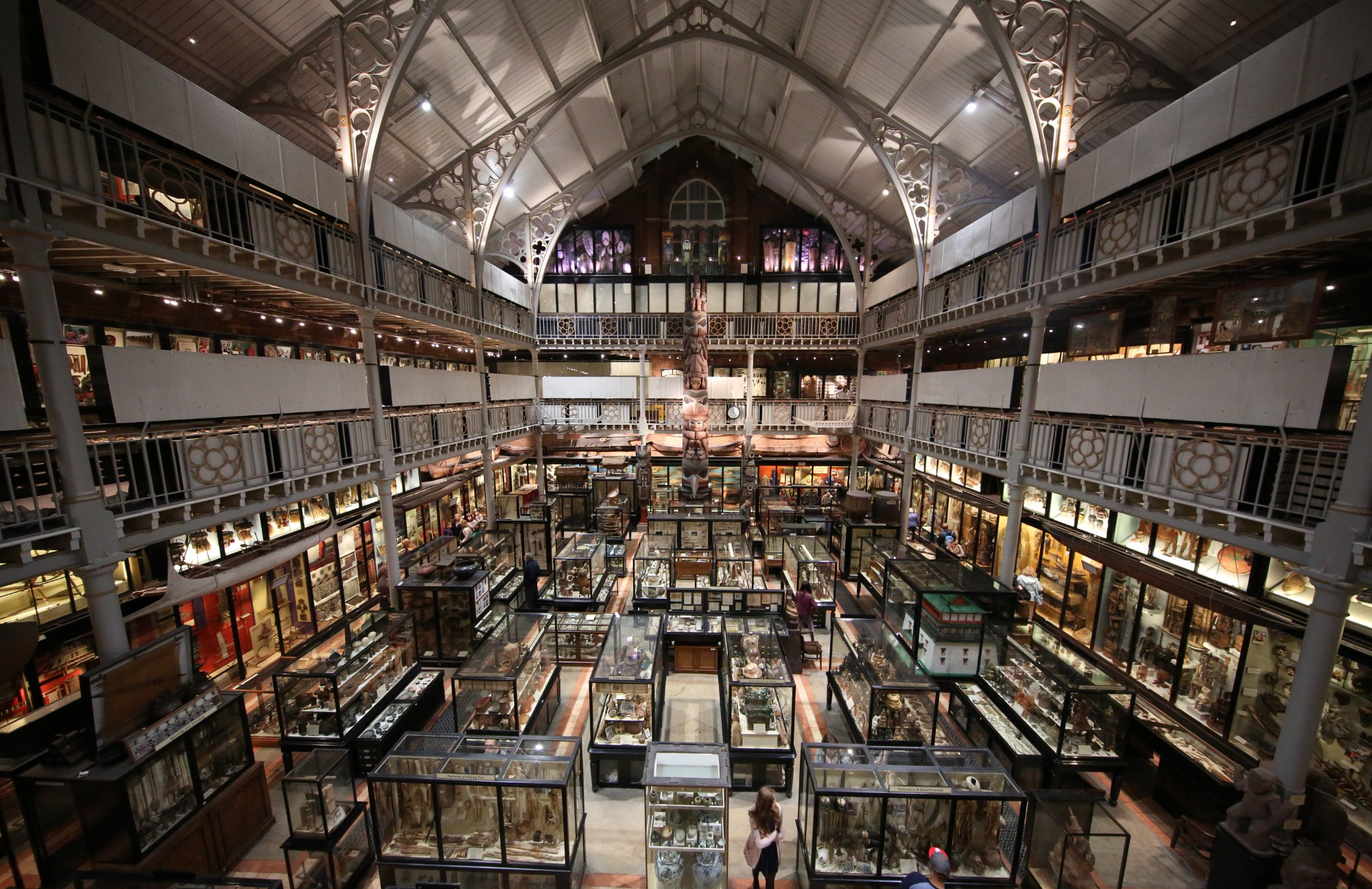 https://commons.wikimedia.org/wiki/File:Interior_of_Pitt_Rivers_Museum_2015.JPG