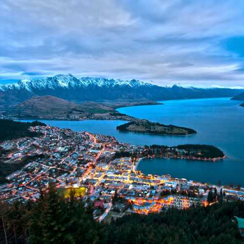 Автор: Lawrence Murray from Perth, Australia — Queenstown from Bob's Peak, CC BY 2.0, <a href="https://commons.wikimedia.org/w/index.php?curid=37661081">commons.wikimedia.org/w/index.php?curid=37661081</a>