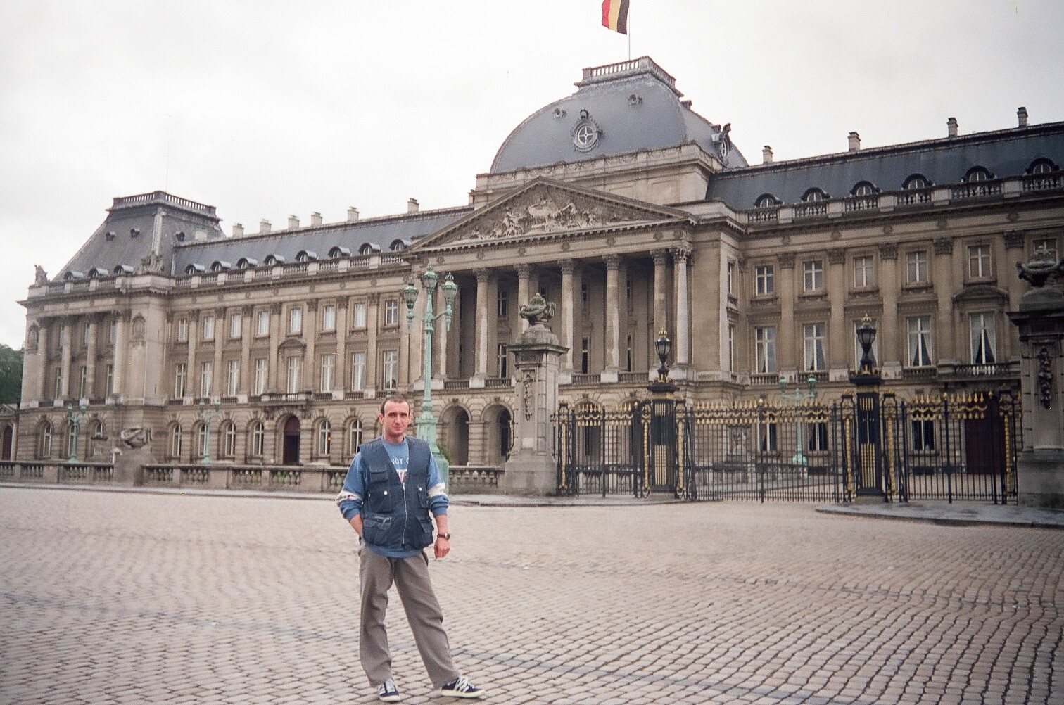 Брюссель, Королевский дворец. Поднятый флаг означает, что король во дворце…