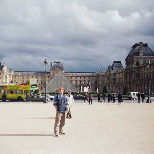 Париж, Лувр
