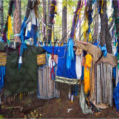 Одежда шаманов в шаманском святилище