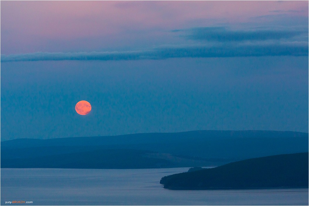 Полная луна над озером Хубсугул