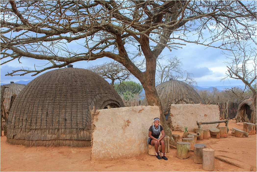 Девушка из племени Зулу в этнодеревне Шакалэнд. Провинция Квазулу-Наталь