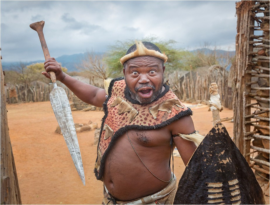 Воин племени Зулусов в этно деревне Шакалэнд