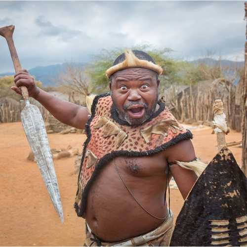 Воин племени Зулусов в этно деревне Шакалэнд