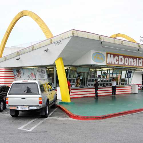 Первый в мире ресторан Макдоналдс