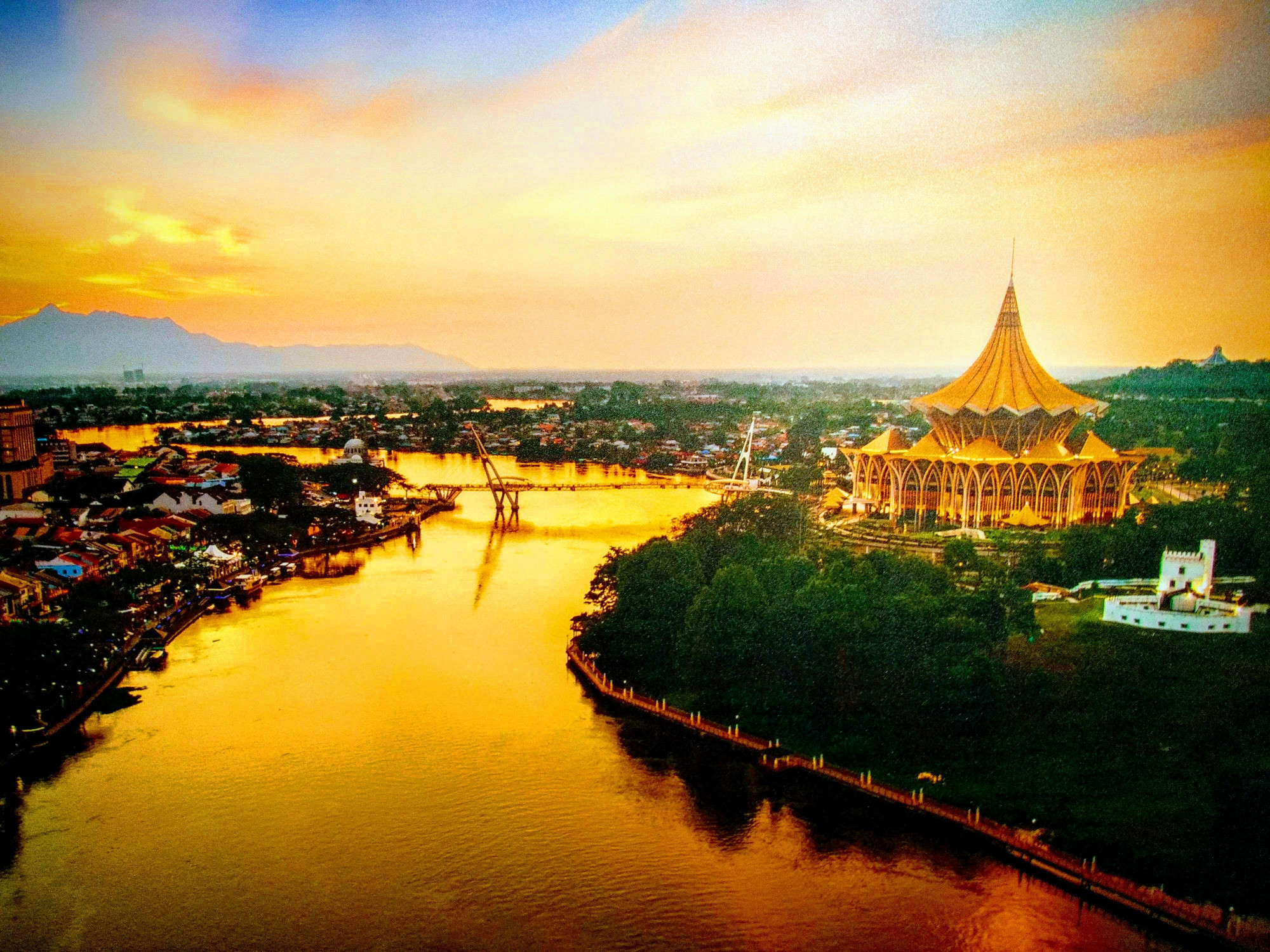 Город Кучинг и река Саравак в лучах заката. Почти без фильтров, чесслово )