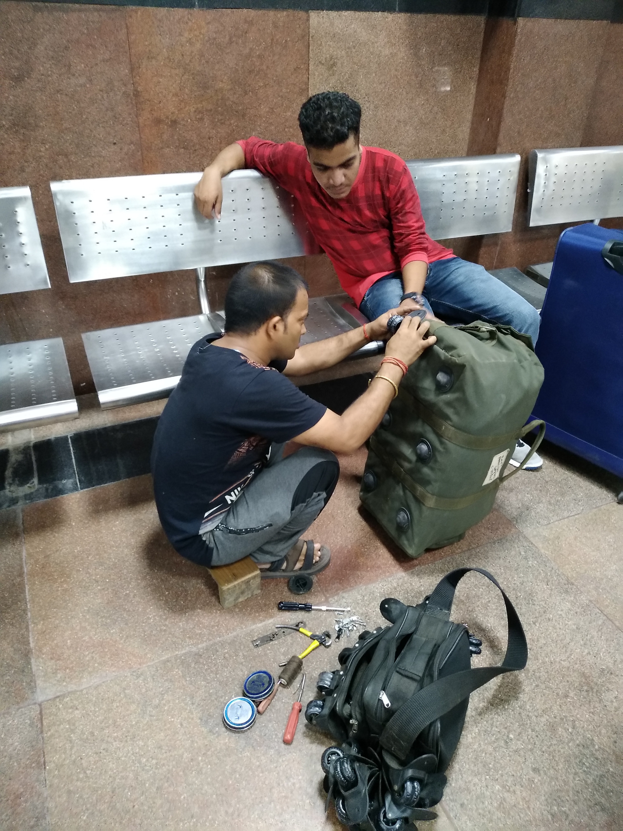 Если у сумки отвалились колесики — местные умельцы могут установить новые (New Delhi Railway Station, India)