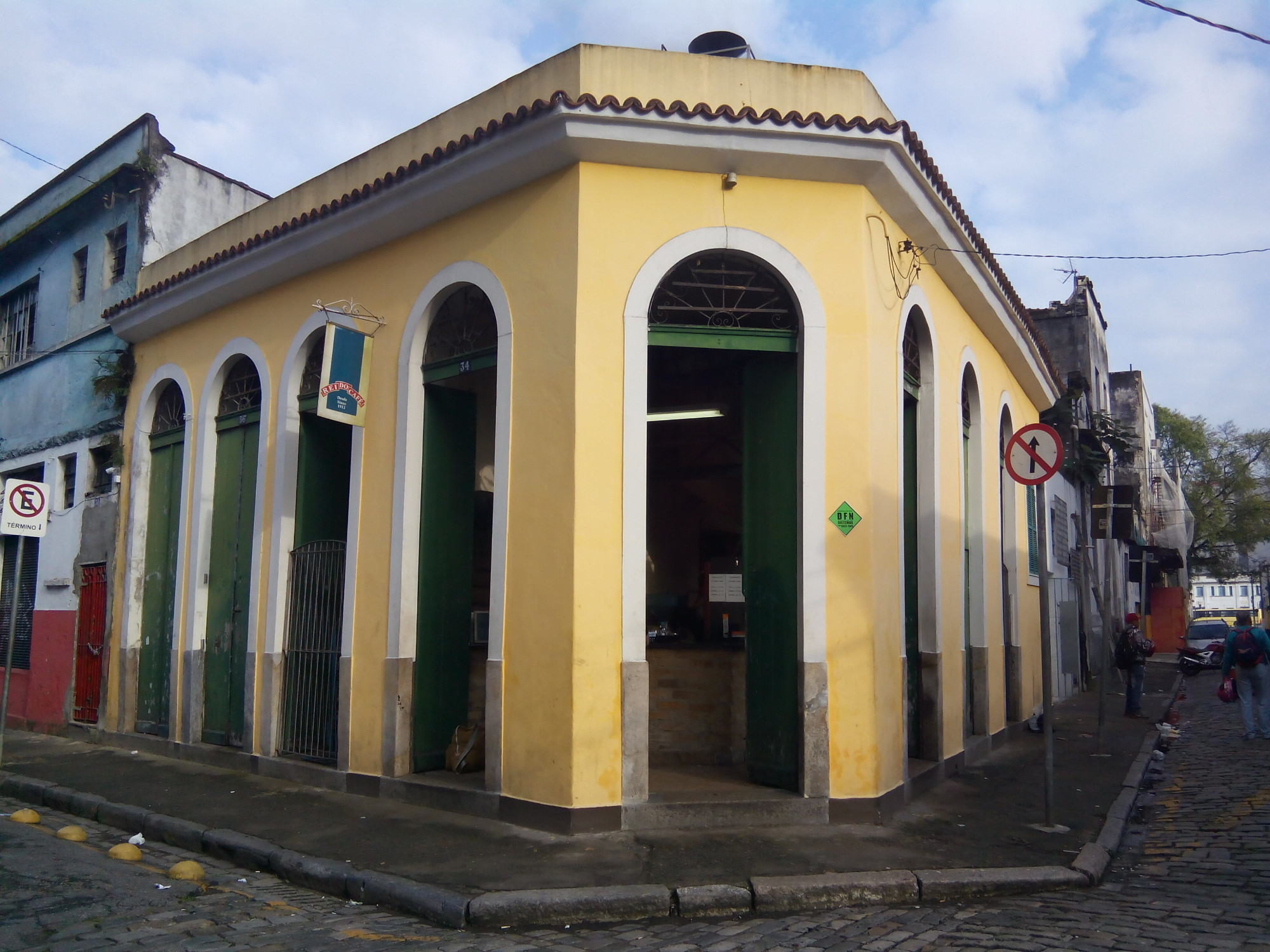 «Rei de Café» (Santos, Brazil)<br/> <br/>
One of the best place in Santos for purchase coffee<br/> <br/>
Address: <br/>
Rua Gonçalves Dias, 34/36 — Centro, Santos — SP, 11010-160<br/>
