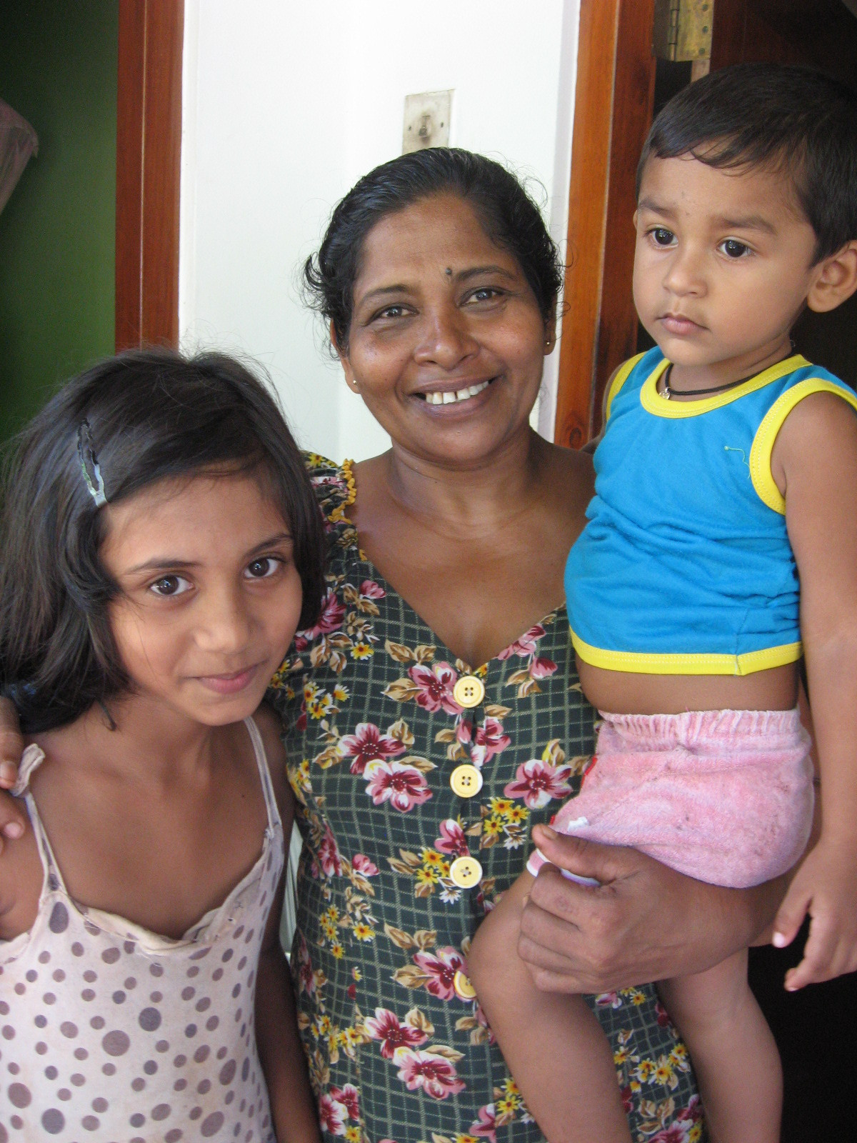 Chandrani and children (Mirissa, Sri Lanka 2009)