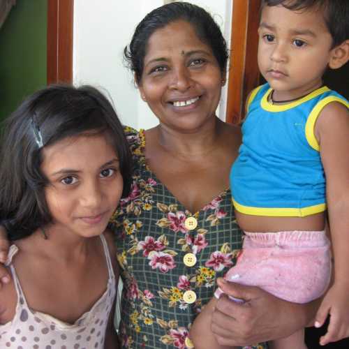 Chandrani and children (Mirissa, Sri Lanka 2009)