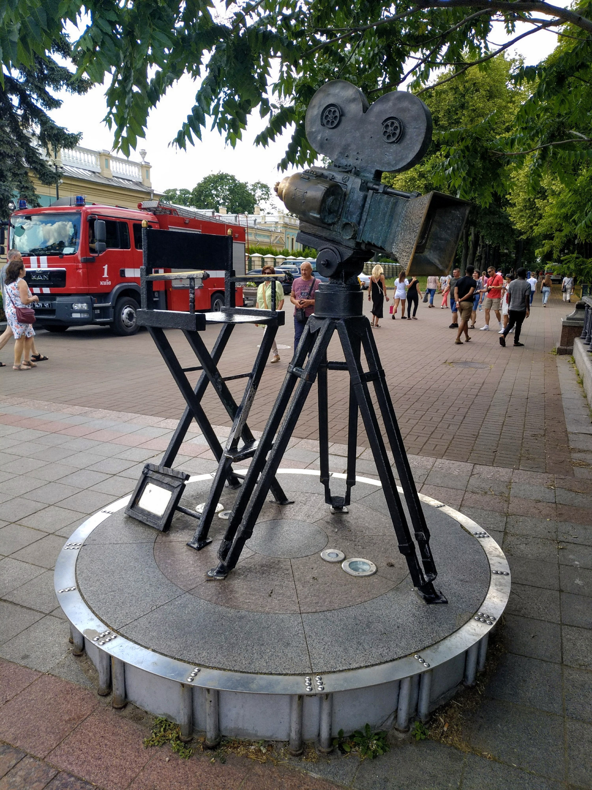 Пам'ятник режисер спостерігач (Київ, Україна)