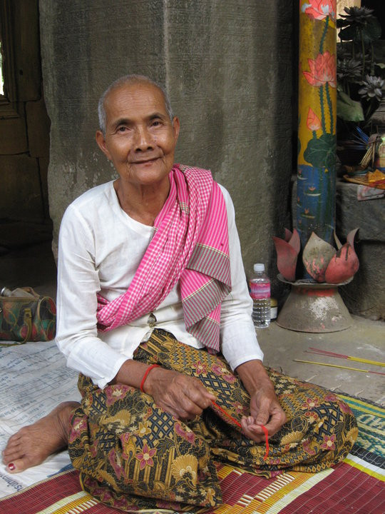 Ангкор-Ват. Бабушка-священнослужитель
