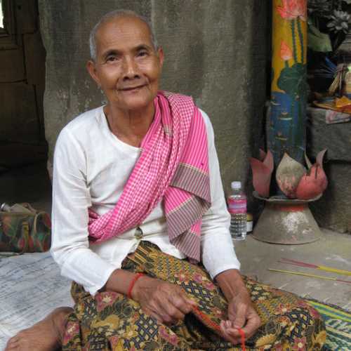 Ангкор-Ват. Бабушка-священнослужитель