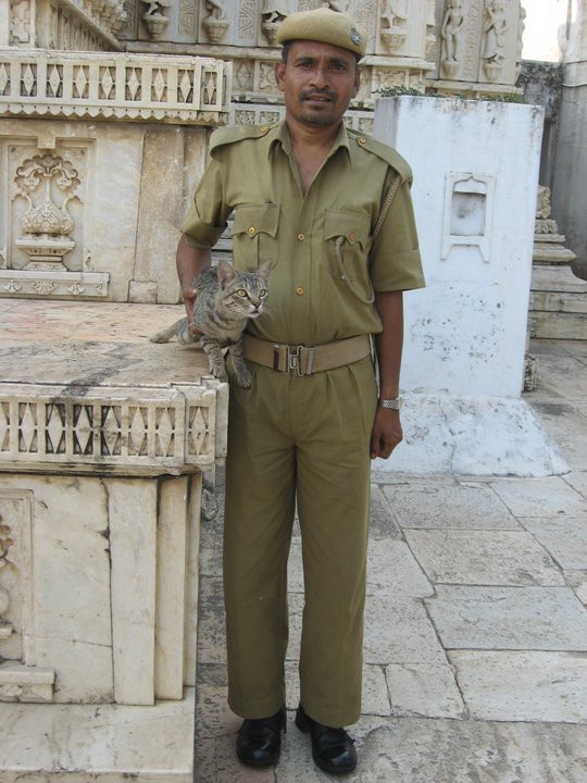 охранник храма и экскурсовод <br/> <br/>
(Sri Jagat Shiromananiji Temple, Udaipur)