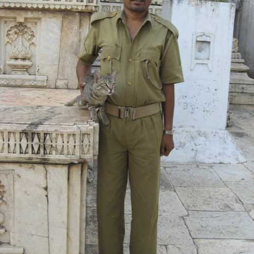 охранник храма и экскурсовод <br/>
<br/>
(Sri Jagat Shiromananiji Temple, Udaipur)