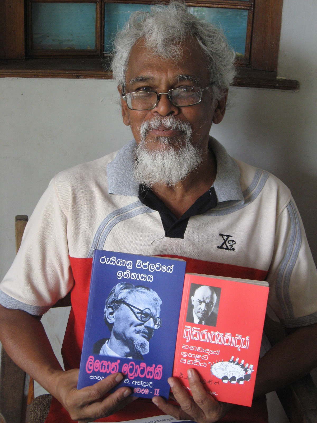 Trotskyist — Communist (Colombo, Shri Lanka)<br/> <br/>
«Инкарнация Троцкого»<br/> <br/>
Этого дедушку сфотографировал в Коломбо (Шри Ланка). Он продавал коммунистическую литературу на сингальском языке. Если кто из режиссеров задумает снять фильм о жизни Льва Троцкого — вот вам отличный кандидат на главную роль!!! )))
