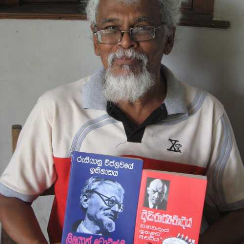 Trotskyist — Communist (Colombo, Shri Lanka)<br/>
<br/>
«Инкарнация Троцкого»<br/>
<br/>
Этого дедушку сфотографировал в Коломбо (Шри Ланка). Он продавал коммунистическую литературу на сингальском языке. Если кто из режиссеров задумает снять фильм о жизни Льва Троцкого — вот вам отличный кандидат на главную роль!!! )))