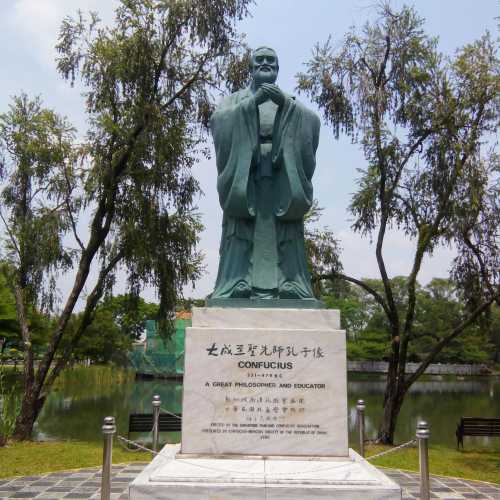 Confucius statue photo